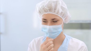Tıbbi uzman Corona virüsünü önlemek için güvenlik maskesi takıyor. Kadın doktor klinikte koruyucu maske takıyor..