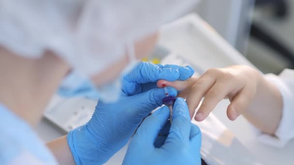 医生从一个手指刺中提取病人的血液样本 儿童血液检测 血液检测 血型测定和医学概念 — 图库视频影像