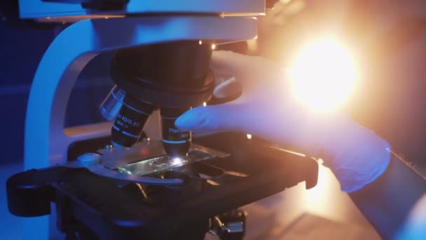 Närbild Mikroskop Laborationen Forskare Som Använder Mikroskop Biolabb Och Experiment — Stockvideo