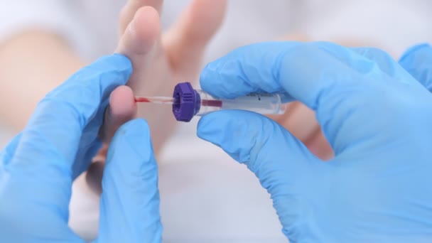 Lekarz Pobiera Próbkę Krwi Pacjenta Kłucia Palca Badanie Krwi Dziecka — Wideo stockowe