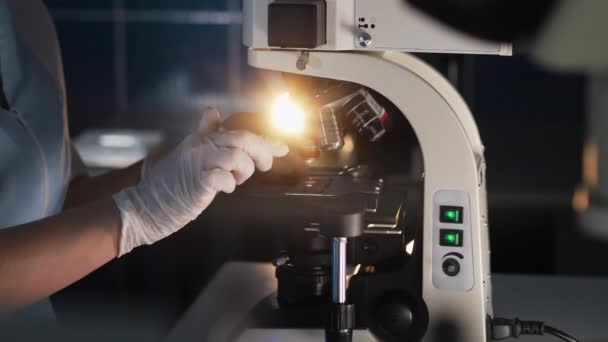 Scienziato Ricercatore Esamina Campioni Moderno Microscopio Diodi Elettronici Vicino Moderno — Video Stock