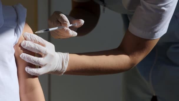 Ιατρική Νοσοκόμα Στα Γάντια Ασφαλείας Κάνει Μια Ένεση Εμβολίου Ένα — Αρχείο Βίντεο