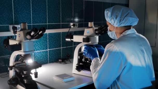 Laboratoř Lékařské Vědy Mikrobiolog Hledá Pod Mikroskopem Analyzující Vzorek Brilantní — Stock video
