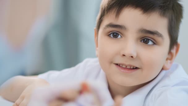 Portrét Chlapce Sedícího Moderní Nemocnici Dítě Navštíví Ordinaci Lékařů Kvůli — Stock video