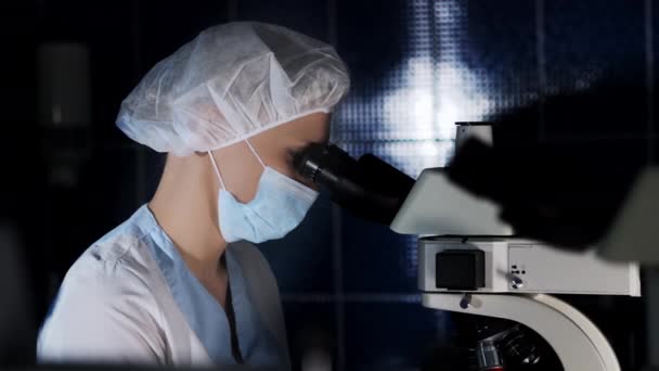 Лабораторії Медичних Наук Красивий Мікробіолог Виглядає Під Мікроскопом Аналізуючи Зразок — стокове відео