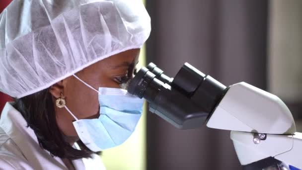 Afrykańska Afroamerykanka Masce Medycznej Patrząca Przez Mikroskop Close Portrait American — Wideo stockowe
