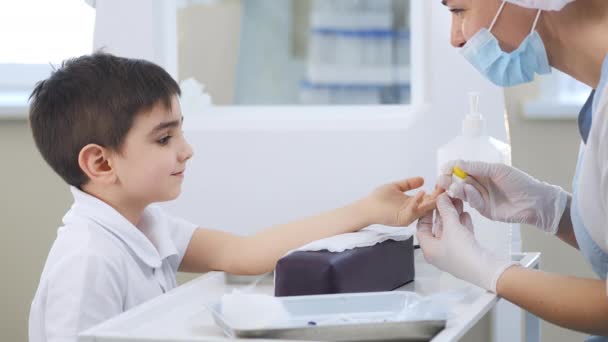 医生从一个手指刺的病人身上采集血样 Childs血液检测血液检测 血型测定和药物概念 在医院里的小男孩 — 图库视频影像