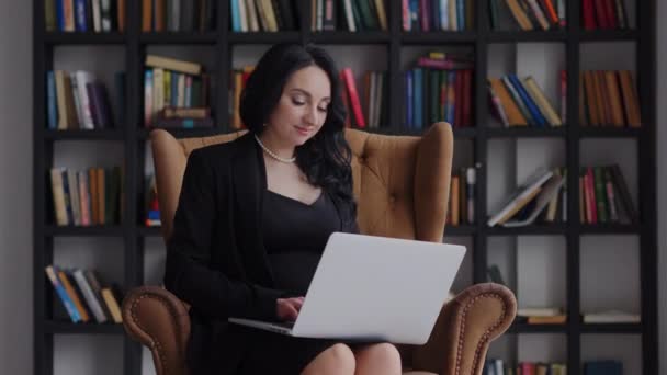 Bizneswoman Pracuje Laptopem Kolanach Dziewczyna Krześle Laptopem Kolanach Dziewczyna Pisze — Wideo stockowe
