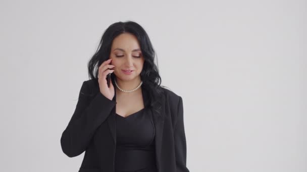 Junge Lächelnde Geschäftsfrau Telefoniert Sitzt Schreibtisch Homeoffice Zufriedener Kunde Telefoniert — Stockvideo