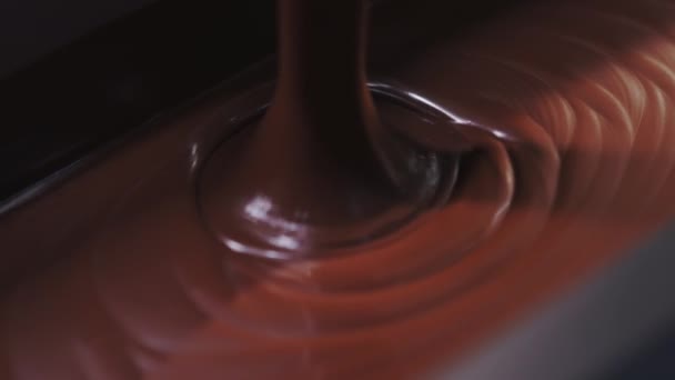 液体チョコレート付きのコンベヤー 菓子工場について チョコレート工場 キャンディー生産 — ストック動画
