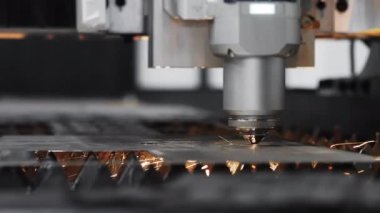 Modern Teknolojik Cnc Metalik Yatay Ironwork Object Hot Gas 'te Güç Kesme Eylemi. Bilgisayar Programı Ağır Endüstrisinde Endüstriyel Detaylar Yapılıyor. Metal Madde Lazer Yanığı Yakın Çekim. 