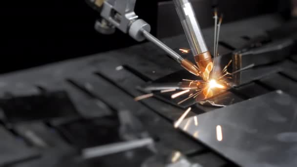Fabrika Işçisi Metali Kaynaklıyor Adam Kaynak Yapıyor Kaynak Makinesi Kullanarak — Stok video