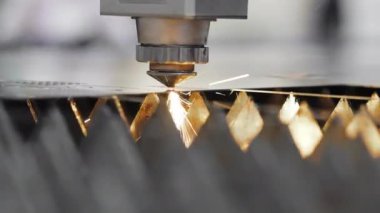 Modern Teknolojik Cnc Metalik Yatay Ironwork Object Hot Gas 'te Güç Kesme Eylemi. Bilgisayar Programı Ağır Endüstrisinde Endüstriyel Detaylar Yapılıyor. Metal Madde Lazer Yanığı Yakın Çekim. 