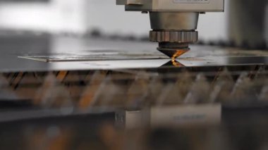 Modern Teknolojik Cnc Metalik Yatay Ironwork Object Hot Gas 'te Güç Kesme Eylemi. Bilgisayar Programı Ağır Endüstrisinde Endüstriyel Detaylar Yapılıyor. Metal Madde Lazer Yanığı Yakın Çekim. 