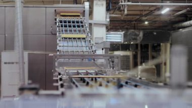 Çikolatalı gofret üretimi. Fabrikada çikolatalı gofret pişirmek için otomatik hat. Gıda endüstrisi.