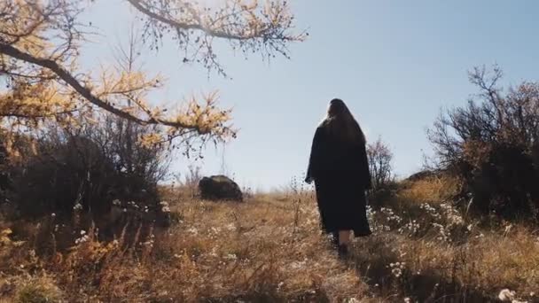 Žena Černém Kabátě Černých Botách Kráčí Vrcholku Hory Dívka Pozadí — Stock video