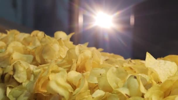 Smażone Chipsy Ziemniaczane Kończą Przenośniku Przemysłowym Fabryce Stos Smażonych Chipsów — Wideo stockowe