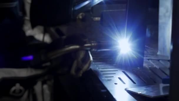 Trabalhador Fábrica Solda Metal Homem Está Soldar Soldagem Com Argônio — Vídeo de Stock
