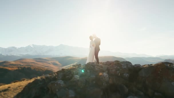 Молодята Одружена Пара Горах Чоловік Жінка Весільних Сукнях Тлі Засніжених — стокове відео