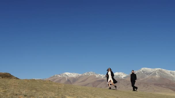 Pasangan Pegunungan Seorang Pria Dan Seorang Wanita Berpakaian Hitam Berjalan — Stok Video