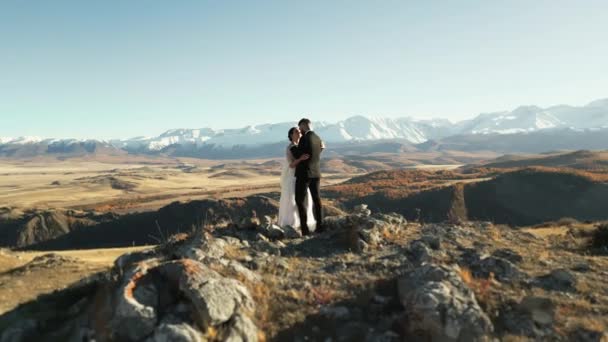 Recém Casados Casal Casado Nas Montanhas Homem Uma Mulher Vestidos — Vídeo de Stock