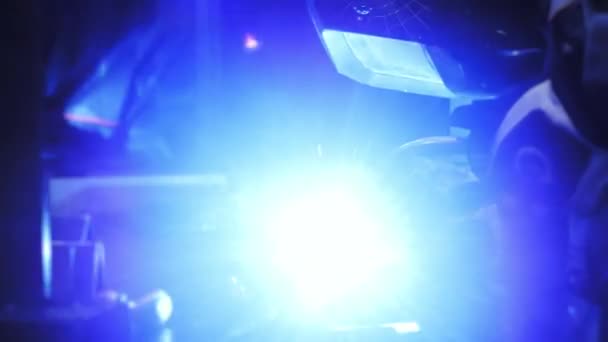 工厂工人焊接金属 那个人正在焊接 用氩或电极焊接 用焊机焊接 生产金属结构的工业企业 火花和闪光飞扬 — 图库视频影像