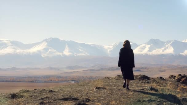 Kobieta Czarnym Płaszczu Czarnych Butach Spaceruje Szczycie Góry Dziewczyna Tle — Wideo stockowe