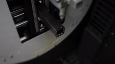 Modern Teknolojik Cnc Metalik Yatay Ironwork Object Hot Gas 'te Güç Kesme Eylemi. Bilgisayar Programı Ağır Endüstrisinde Endüstriyel Detaylar Yapılıyor. Metal Madde Lazer Yanığı Yakın Çekim. 