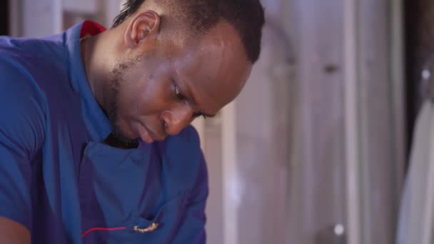 Молодой Африканский Мужчина Делает Массаж Другие Процедуры Уходу Телом Салоне — стоковое видео
