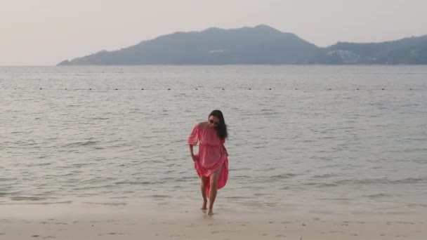 Een Vrouw Rent Langs Het Strand Slanke Vrouwelijke Poten Voeten — Stockvideo