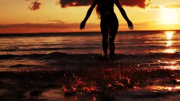 Una Donna Cammina Lungo Spiaggia Tramonto Silhouette Una Ragazza Che — Video Stock