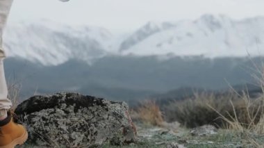 Tehlikeli Rocky Top Dağı 'nda yürüyen ve tırmanan Bayan Yürüyüş Gezgini. Doğa, Seyahat Macerası Turist Yürüyüşü. Trekking Boots 'taki bacaklar. Tırmanışçının Ayak Adımları.