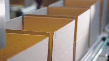 Modern fabrikadaki otomatikleştirilmiş üretim taşıma hattı. Üretim konveyör hattında karton taşıyorum. Karton kutular üretim konveyör hattında taşınıyor. Makine mekanizması.