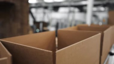 Modern fabrikadaki otomatikleştirilmiş üretim taşıma hattı. Üretim konveyör hattında karton taşıyorum. Karton kutular üretim konveyör hattında taşınıyor. Makine mekanizması.