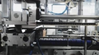 Modern fabrikadaki otomatikleştirilmiş üretim taşıma hattı. Üretim konveyör hattında karton taşıyorum. Karton kutular üretim konveyör hattında taşınıyor. Makine mekanizması.