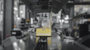 Bir şekerleme fabrikasında modern bir otomatik robot paketleyici. Robotla otomatik ürün ambalajı. Modern teknolojiler.