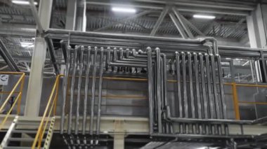 Rafineri fabrikası içeride. Modern ekipmanlar, kimyasal karışım için çelik boru hatları. Petrol endüstrisinde kullanılan anti-türbülans katkı maddelerinin üretimi.