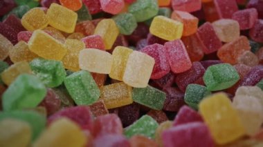 Şekerleme fabrikasında marmelat yapmak için taşıyıcı. Şekerleme malzemeleri. Üretim tesisi. 