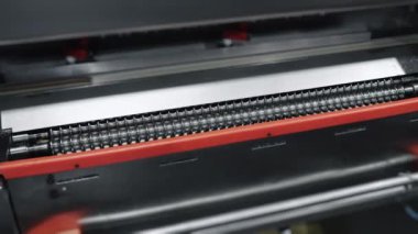 Çikolata fabrikasında taşıma bandı. Fabrikada otomatik yuvarlak karamel tatlısı üretimi. Modern şeker üretimi. Yuvarlak karamel şekerler.