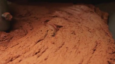 Koyu çikolata kütlesi endüstriyel bir miksere karıştırılmış. Fabrikada çikolata üretimi için çikolatalı hammaddeler..