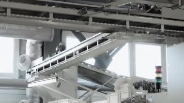 Endüstriyel gıda fabrikası, otomatikleştirilmiş üretim hattındaki şekerler veya taşıma bandı, şekerleme fabrikası veya şeker fabrikası. 