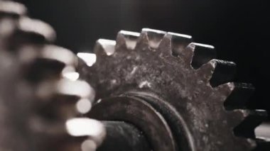 İki dönen metal dişli. İniş takımları. Motor ya da şanzımanın hareket eden bir parçası. Bir fabrika taşıyıcısının parçası..