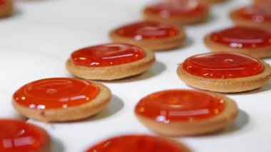 Endüstriyel gıda fabrikası veya fırın, otomatik üretim hattında kırmızı reçelli kurabiyeler veya taşıma bandı, şekerleme fabrikası veya fırın. 