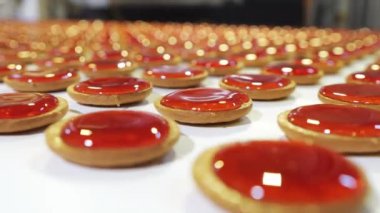 Endüstriyel gıda fabrikası veya fırın, otomatik üretim hattında kırmızı reçelli kurabiyeler veya taşıma bandı, şekerleme fabrikası veya fırın. 
