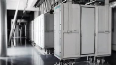 Tahıl işleme ve un üretimi için modern fabrika kompleksi. Unu elemek için titreşimler. Un ekleyip farklı kesirlere ayırmak. Değirmen fabrikası. Pişirme için un üretimi.