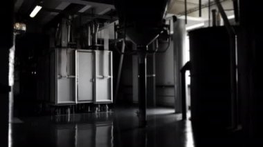Tahıl işleme ve un üretimi için modern fabrika kompleksi. Unu elemek için titreşimler. Un ekleyip farklı kesirlere ayırmak. Değirmen fabrikası. Pişirme için un üretimi.