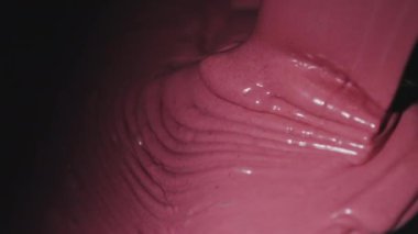 Pembe sıvı çikolatalı taşıyıcı. Şekerleme fabrikası. Çikolata fabrikası. Şeker üretimi. 