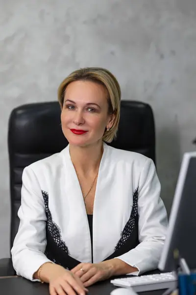 Ofisteki iş toplantısında kadın takım lideri yöneticilerle konuşuyor, strateji planlıyor. Bütünlük kavramı