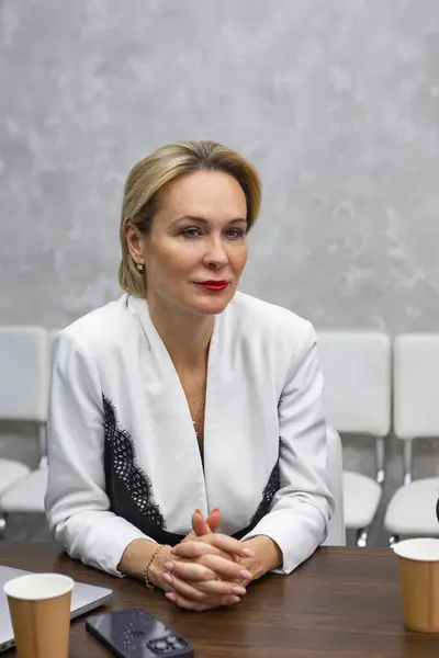 Ofisteki iş toplantısında kadın takım lideri yöneticilerle konuşuyor, strateji planlıyor. Bütünlük kavramı