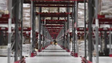 Tamamlanmış ürünler ve hammaddelerin olduğu modern bir depoda forklift operasyonunun zamanaşımı. Modern depo. Modern bir depoda forkliftler..